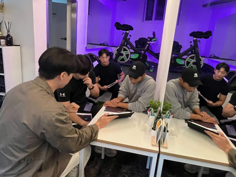 센터에 방문해 강사들과 태블릿으로 함께 보는 실전 교육